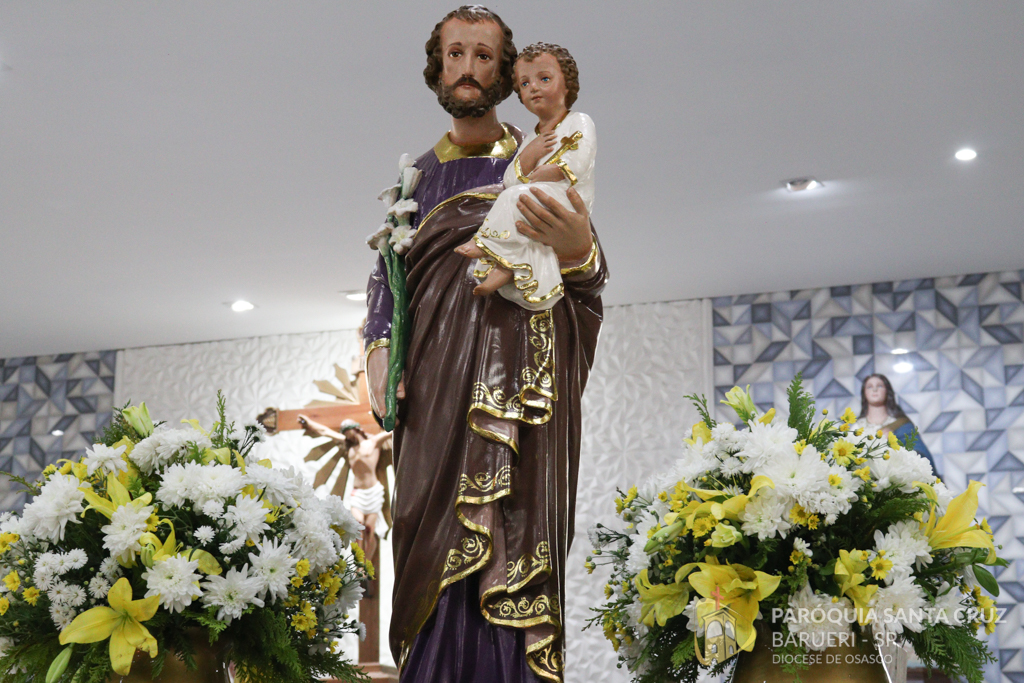 Imagem de São José em exposição solene durante a Santa Missa em sua honra na Paróquia Santa Cruz